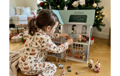 Juego simbólico: lo que aprende tu hijo cuando juega con una casita de muñecas